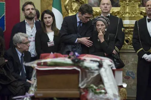 Lacrime e applausi, il saluto laico a Pannella. Bonino: "Omaggi ipocriti"