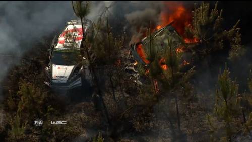Portogallo, paura al rally: l'auto a fuoco nel bosco
