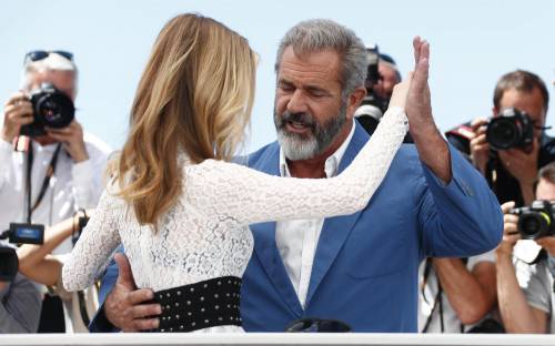 Cannes, Mel Gibson si concede un ballo sul red carpet