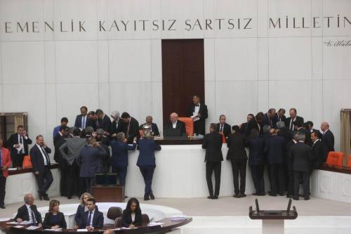 Deputati turchi votano l'emendamento costituzionale sull'immunità