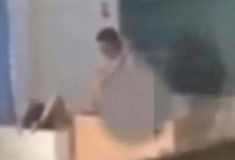 Sesso sulla cattedra in classe tra professore e sudentessa
