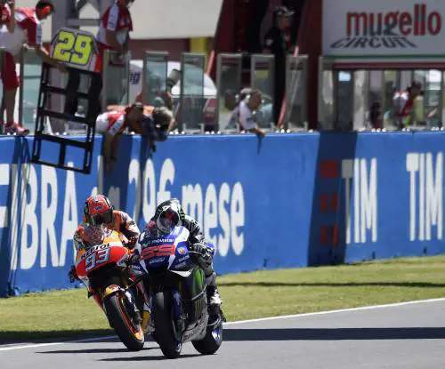 Lorenzo conquista il Gp d'Italia. Vale rompe il motore: è ritiro