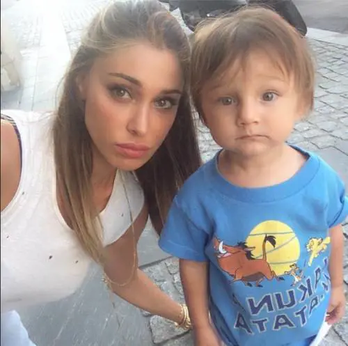 Belen e Stefano preoccupati per il figlio: "Non lo mostreremo più ai fan"