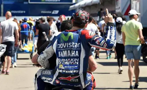 Il dito medio di Lorenzo ​prima del Gp del Mugello