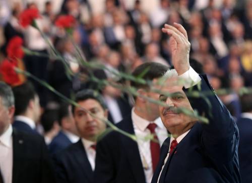 Turchia, Akp di Erdogan compatto: riforma e Yildirim nuovo leader
