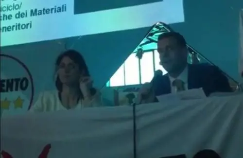 I vigili al comizio della Raggi: fuga dei grillini in doppia fila