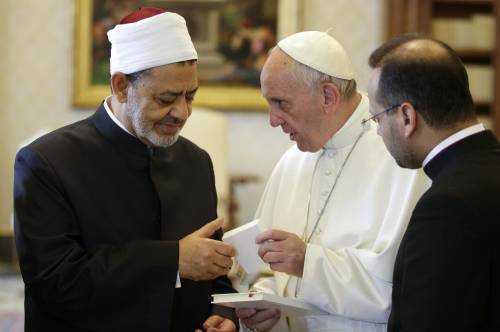 Il Papa con l'imam di al-Azhar:  "Il nostro incontro è già un messaggio"