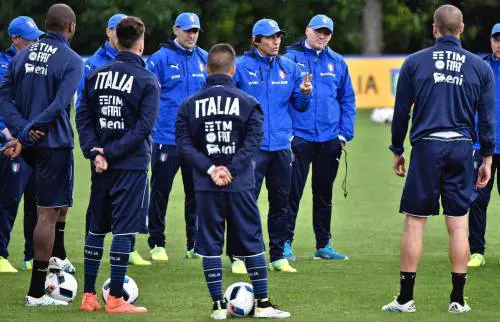 Le mani di Renzi sulla Nazionale Il giglio magico impone il Ct