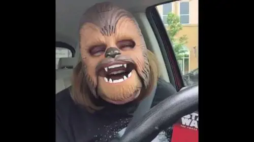 Record su Facebook per il video della mamma con la maschera di Chewbecca