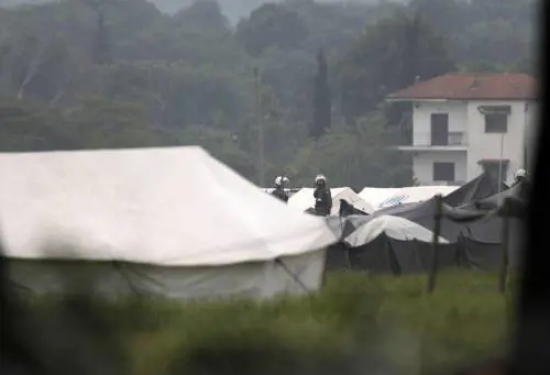 La polizia greca sgombera il campo profughi di Idomeni