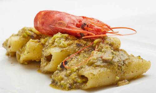 Paccheri di Gragnano, pesto di pistacchi e gamberi di Mazara del Vallo