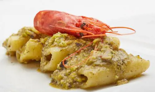 Paccheri di Gragnano, pesto di pistacchi e gamberi di Mazara del Vallo