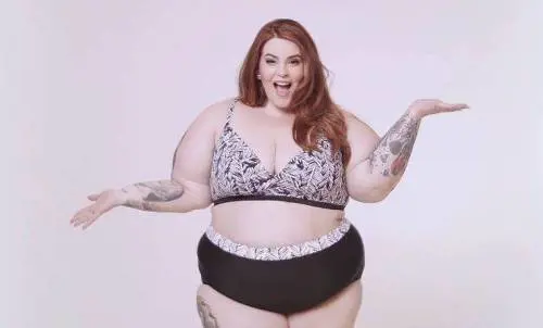 Censurata la foto di una donna taglia forte: Facebook chiede scusa