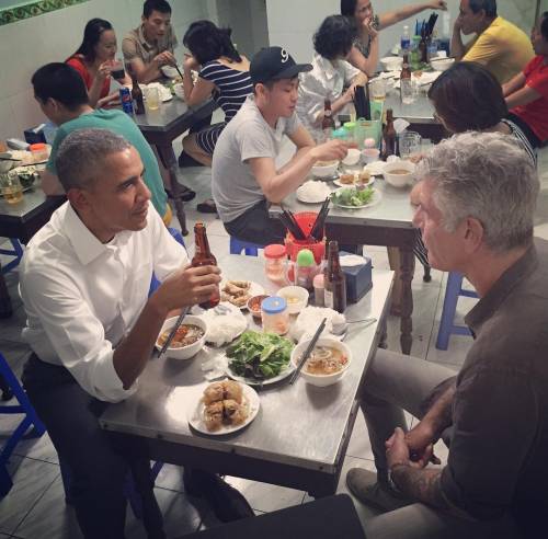 Obama e lo chef Bourdain a cena in Vietnam