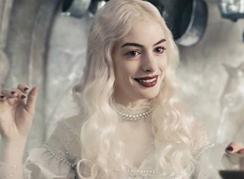 Anne Hathaway: "Recitare le favole di Lewis Carroll è un viaggio nella pazzia"