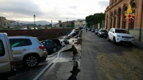 Firenze, auto sprofondate sul Lungarno