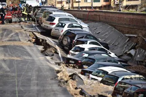 Firenze, inchiesta su voragine lungarno: "Crollo colposo"