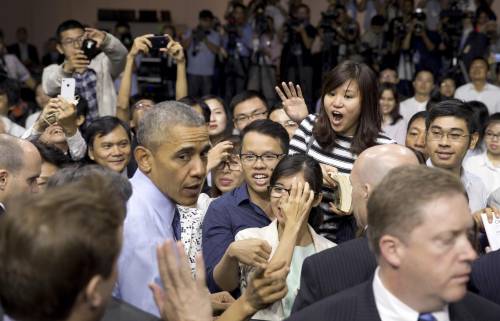Obama dà la mano ai vietnamiti. Ma teme di essere derubato e toglie l'anello 