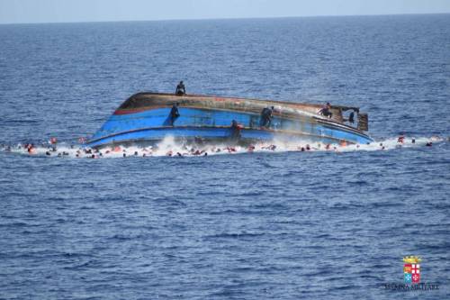 Naufragio al largo della Libia: salvati 550 immigrati, 5 i morti
