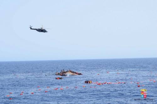 Naufragio nel Canale di Sicilia: "Almeno 90 dispersi in mare"