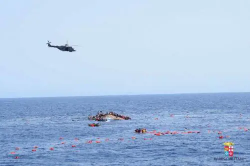 Naufragio nel Canale di Sicilia: "Almeno 90 dispersi in mare"