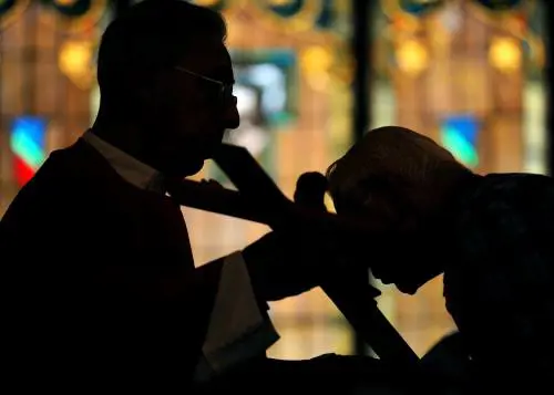 Islam sfrontato: vanno in chiesa e sputano sul Crocefisso