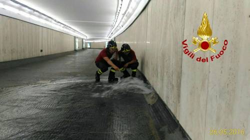 Vigili del fuoco al lavoro nella stazione Flaminio a Roma a causa di una fuoriuscita d'acqua