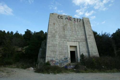 Il mausoleo di Costanzo Ciano sulla costa labronica