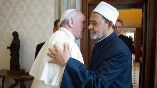 Sgarbi: "Il Papa abbraccia il suo carnefice"