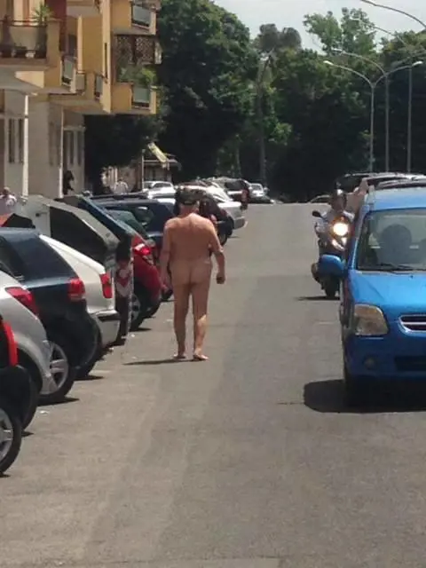 Uomo si aggira nudo per le vie di Roma