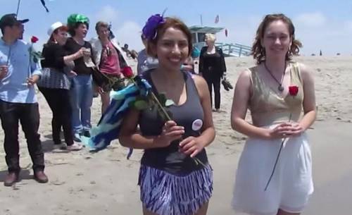 Prof porta gli studenti in un viaggio "ecosessuale": così si sposano con l'oceano