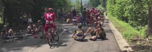 Giro del Belgio, due moto piombano sul gruppo: 5 feriti