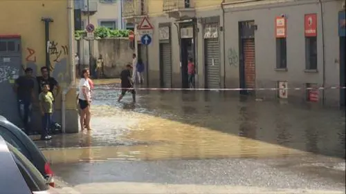 Milano come Firenze: strade allagate per rottura della tubatura