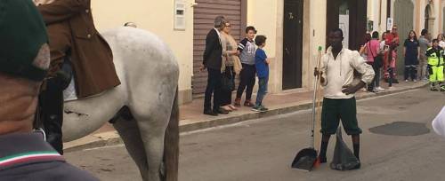 Comune rosso in festa invita i profughi solo a pulire lo sterco