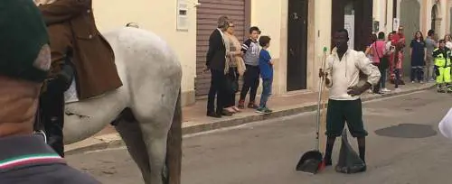 Comune rosso in festa invita i profughi  solo a  pulire lo sterco