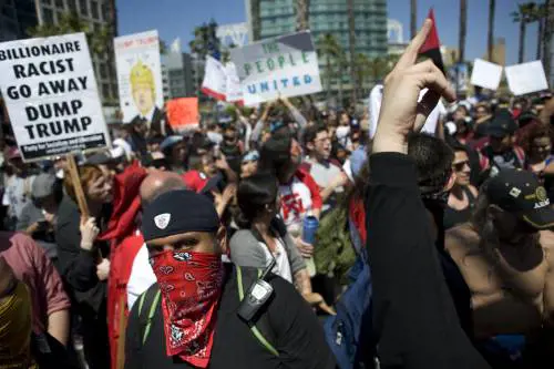 Trump parla, scontri con la polizia a San Diego