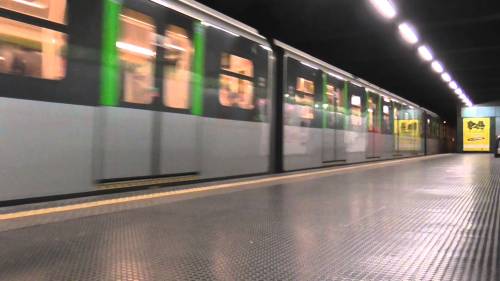 Milano, 22enne pestato da 6 uomini in metro