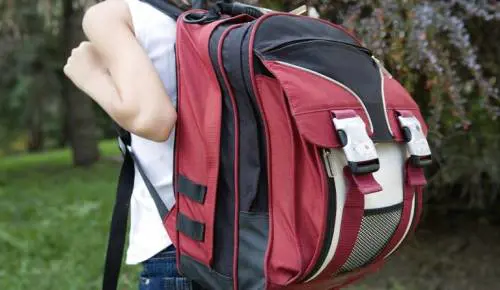 Preside pesa gli zainetti dei ragazzi: in media 8 kg