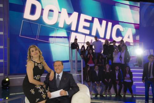 Berlusconi: "Italiani, non siate sudditi. Votate per la democrazia