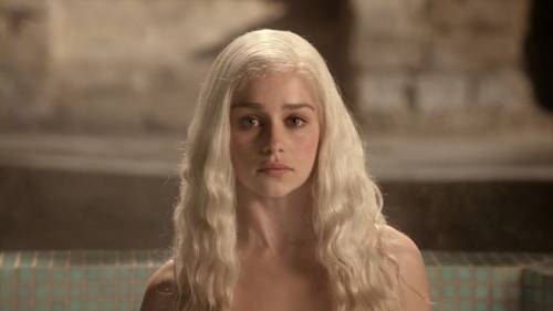 Emilia Clarke: "Bevo vodka per recitare nuda in Game of Thrones"