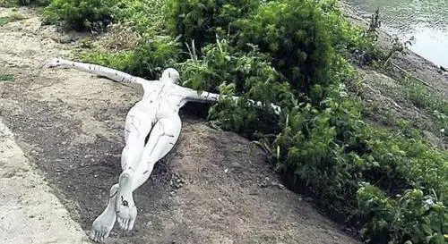 Manichino insanguinato crocifisso sotto Ponte Sant'Angelo a Roma