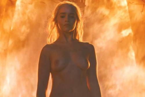 Game of Thrones, Emilia Clarke: "Nuda di fronte a mamma e papà"