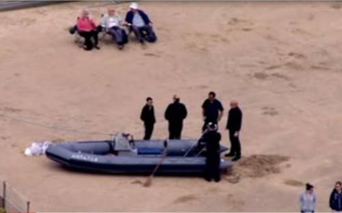 La guardia costiera inglese recupera un gommone di migranti sulle coste della Manica