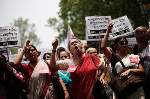 India, orrore su una 15enne: stuprata e impiccata all'albero