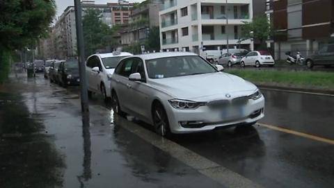 Il giallo della Bmw bianca che fa impazzire Milano