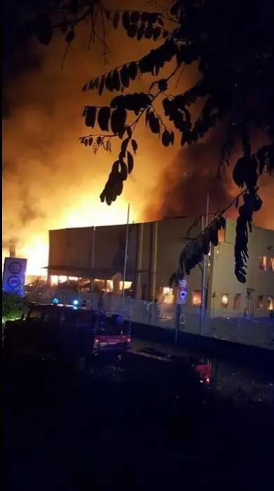 Brucia un'azienda chimica: ustionati sei soccorritori
