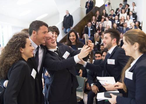 Renzi ottimista sul suo futuro: "Resterò premier fino al 2023"
