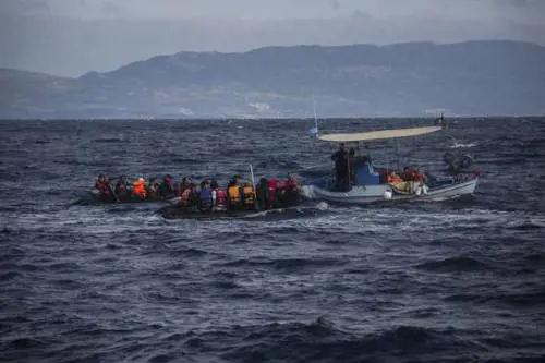 Migranti, nuovo fronte: barche verso la Puglia