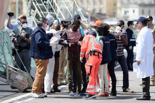 L'allarme dei poliziotti: "Per salvare i migranti rischio meningite e Tbc"