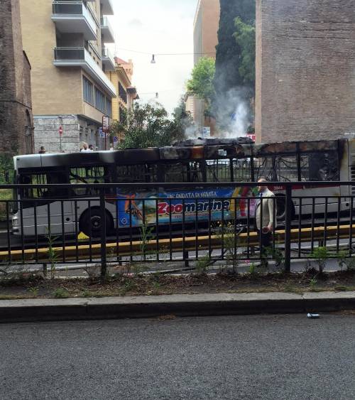 Incendio bus a Roma